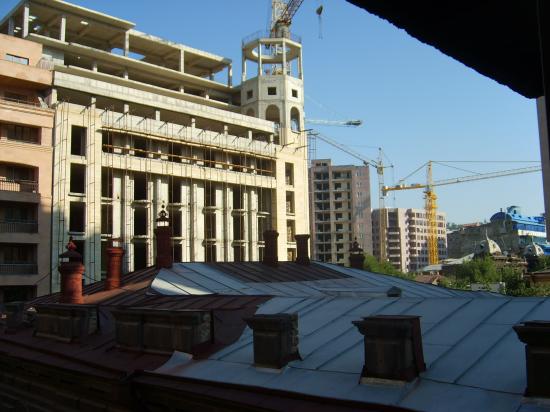 Erevan, lever de soleil sur les constructions en cours